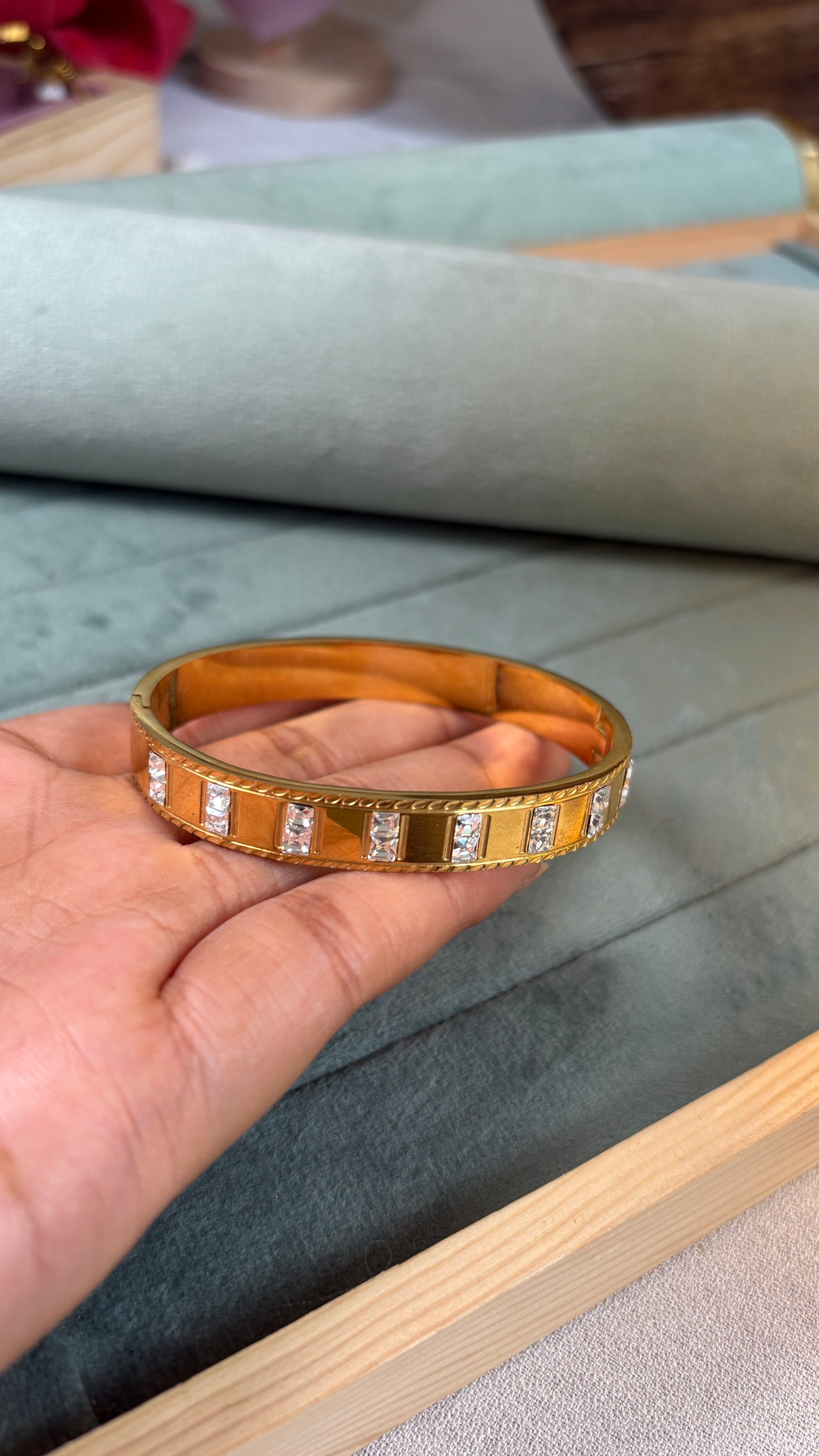 Regular size white stone kada