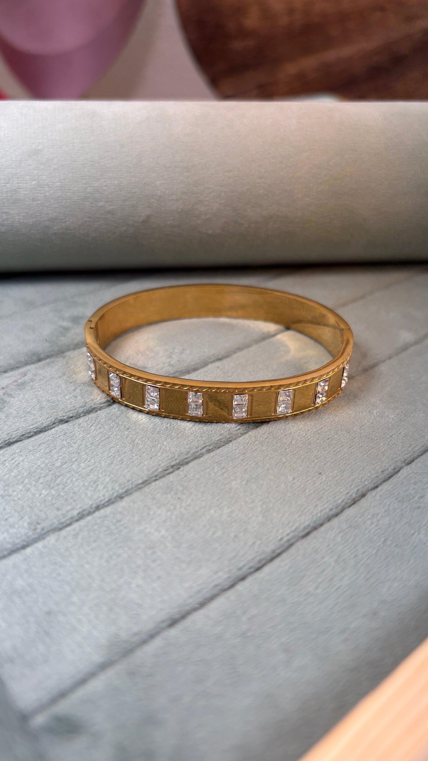 Regular size white stone kada